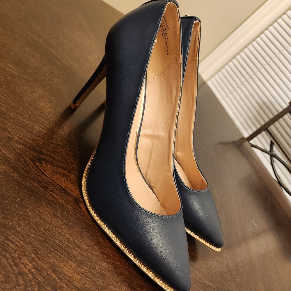 BCBG shoes